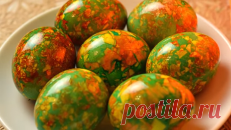 Скоро Пасха. Предлагаю Вам простой способ покраски яиц к Пасхе. Покрашенные таким образом яйца выглядят как мраморные. Очень симпатичные и, к тому же, красители применяю натуральные, что очень важно. Красьте яйца вместе со мной!