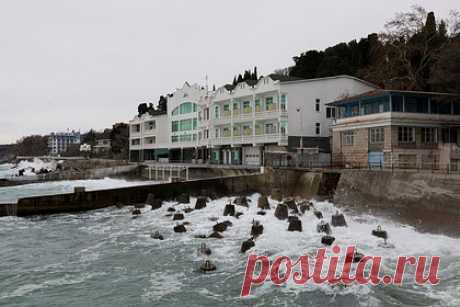 Экс-главком НАТО допустил возможность отказа Украины от притязаний на Крым. Бывший главнокомандующий силами НАТО в Европе Джеймс Ставридис допустил возможность отказа Украины от притязаний на Крым, а также ряда других российских регионов в обмен на согласие Москвы допустить принятие Киева в Евросоюз и НАТО. Он подчеркнул, что соответствующее решение должны принимать Украина и Россия.