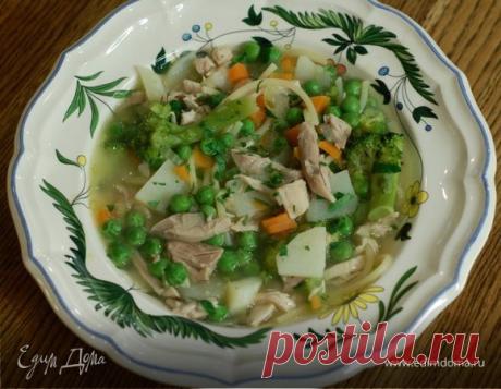 Уютный куриный суп с овощами и спагетти. Ингредиенты: куриные окорочка, горошек зеленый замороженный, брокколи свежая Я люблю густые супы, мне не нравится, когда много бульона и мало овощей. Вместо куриного мяса подавать такой суп можно, например, с натертым твердым сыром.