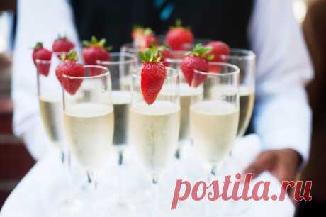 Чем шампанское отличается от просекко + 2 рецепта коктейлей Эти игристые вина пользуются огромной популярностью во всем мире. В сегодняшнем обзоре мы расскажем, в чем разница между шампанским и просекко, и поделимся рецептами вкуснейших коктейлей на их основе.