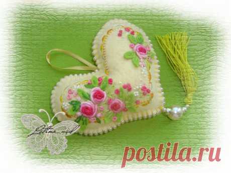 Валеное сердечко из натуральной шерсти.Вышивка ручной работы.