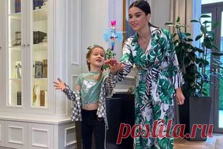 Бородина подарила шестилетней дочери последний IPhone. Российская телеведущая Ксения Бородина отметила день рождения младшей дочери Теоны. Она решила подарить ребенку на шестилетие IPhone последней модели. Также для девочки организовали праздник: пригласили аниматоров и украсили дом. Ранее телеведущая похвасталась в сторис новогодним подарком за 1,5 миллиона рублей.