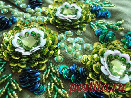 Прекрасные цветы, вышитые из пайеток и бисера | Рукоделие