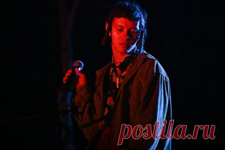 Сжегший свой паспорт певец Шарлот вернулся в Россию. Полиция задержала артиста в аэропорту и записала с ним видео. Певец Эдуард Шарлот, который публично сжег паспорт гражданина РФ, вернулся из Армении в Россию. В аэропорту Пулково в Санкт-Петербурге исполнителя встретил наряд полиции и сопроводил в служебное помещение. На артиста составили три административных протокола, а сам он заявил, что сжег документ из-за ложной информации.