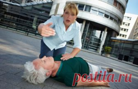 Как оказать первую помощь при обмороке? Каждый из нас хоть раз в жизни становился свидетелем несчастного случая: один принимал молниеносное решение и бросался на помощь сломя голову, другой же растеряно опускал руки, ведь попросту не знал, что делать в критической ситуации.