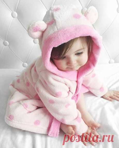 Я – мамино солнышко, папина кнопочка, Счастливее всех на планете из дочек я! Я тетина ягодка, дядина пышка, Для старшего брата – глазастая мышка. Для дедушки – радость, для бабушки – чудо. … Немножко запуталась – кто я, откуда? 🎀