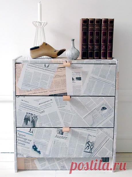 Такие комоды в Икеа продают, идея легкого, но стильного декора для них — обклеить газетой! Вместо ручек — полоски кожи. Так же можно спасти поцарапанный или разрисованный детьми комод.