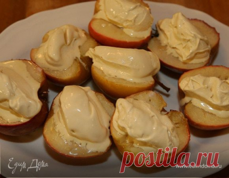 Запеченные яблоки с ванильным мороженым . Ингредиенты: яблоки, сливки, лимоны Яблоки должны быть спелыми, но достаточно твердыми. Вместо просекко можно взять игристое яблочное вино, а вместо кленового сиропа — жидкий мед.