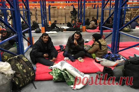 Покидающие польско-белорусскую границу беженцы попали на видео. Беженцев, оказавшихся на белорусско-польской границе, решено разместить в логистическом центре в Гродно. Мигранты покидают палаточный лагерь неподалеку от границы Польши. Теперь они смогут разместиться в теплом помещении. Внутри будут организованы спальные места и горячее питание.