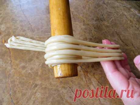 Намотайте тесто на скалку и получатся вкуснейшие чесночные булочки