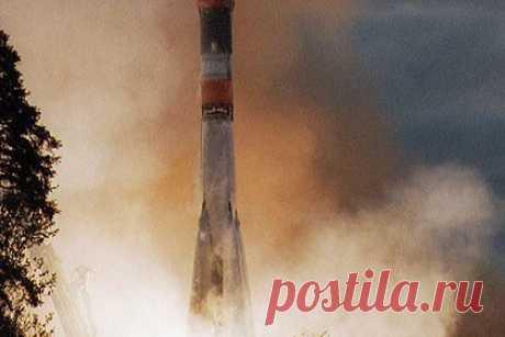 Запущенный Россией военный спутник выведен на орбиту. Воздушно-космические силы (ВКС) России запустили ракету «Союз-2.1б» с военным спутником. Пуск ракеты-носителя среднего класса произведен в интересах Минобороны России. Ракету запустили 25 ноября в 23 часа 58 минут с космодрома Плесецк в Архангельской области.