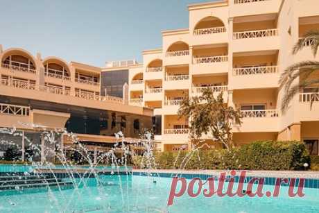 Египетский отель закроют после массового отравления россиян. Египетский отель закроют на неопределенный срок после инцидента с отравлением десятков граждан России. Ранее стало известно, что около 30 российских туристов, проживающих в гостинице AMC Royal Hotel, расположенной в Хургаде, после обеда почувствовали недомогание. Позже их госпитализировали.