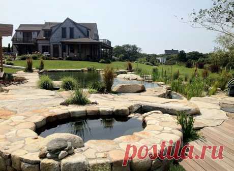 Прекрасный каменный и деревянный настил вокруг естественный бассейн становится хип притон в жаркие летние дни - Decoist