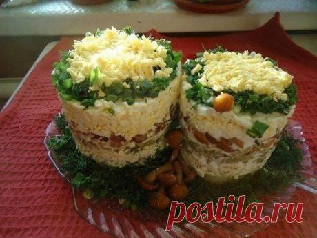 "Грибные пенечки"
Ингредиенты:
-тертый картофель,
-куриное отварное филе,
-тертый маринов. огурц,
-маринов.опята,
-тертые яйца,
Приготовление:
каждый слой промазать майонезом (один пенечек промазан для меня натур. йогуртом),сверху зелень и тертый желток.
•••подробнее