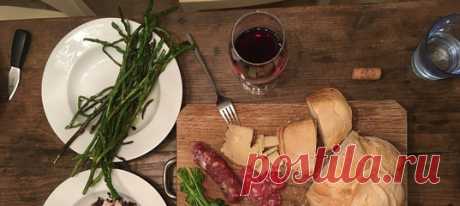 Южная Сардиния — это настоящая непричесанная Италия, где все решает дружба, а не деньги, где не считают время и много едят. Лучший способ её понять — попробовать на вкус, что мы однажды и сделали.