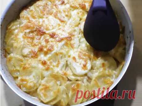 Заливаем картошку кефиром и ставим в духовку