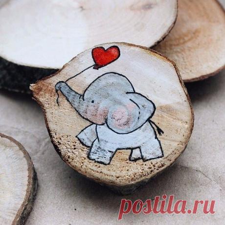 Забавные рисунки на деревянных спилах