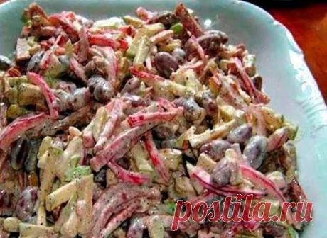 Вкусный салат с копченной колбасой