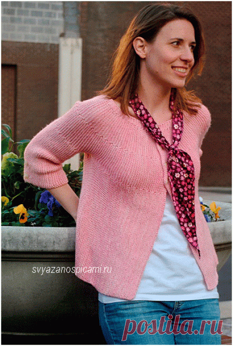 Вязанный спицами короткий женский кардиган платочной вязки
