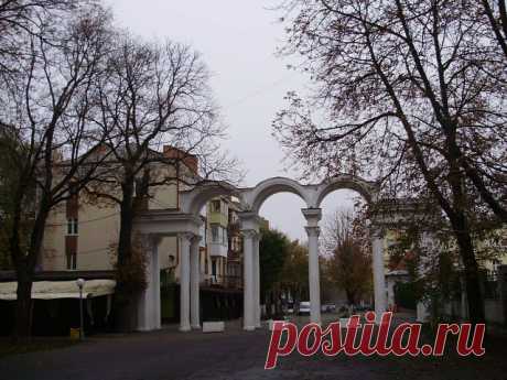 Вход с ул. Грушевского (бывшая ул.Котовского) В далекие 50-е здесь были билетные кассы. Вход был платным.