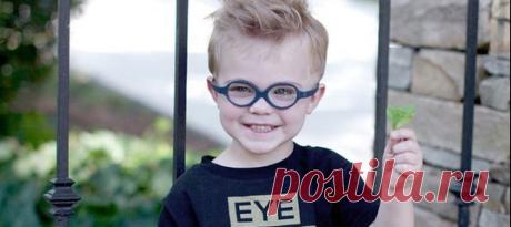 Мама случайно сфотографировала своего сына со вспышкой и обратила внимание на странность снимка: если один зрачок на фото от вспышки стал красным, то другой был матово-белым. Женщина сделала еще несколько кадров – на каждом был такой же эффект.