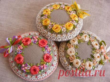 Броши из ткани с вышивкой