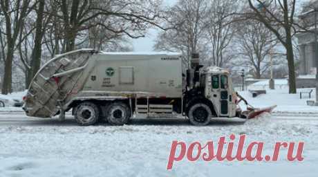 Москвич поскользнулся и погиб под колёсами мусоровоза. Пожилой мужчина погиб во дворе жилого дома на Халтуринской улице в Москве после того, как поскользнулся и попал под колёса мусоровоза. Об этом сообщила Госавтоинспекция столицы в Telеgram-канале. Читать далее
