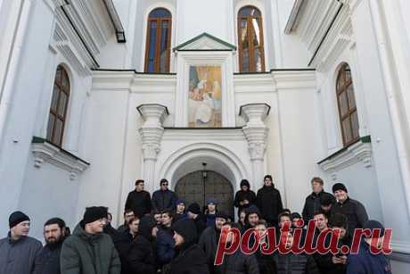 Суд на Украине впервые вынес приговор митрополиту УПЦ. Суд на Украине впервые вынес приговор высокопоставленному священнослужителю Украинской православной церкви (УПЦ). Митрополиту Иоасафу и секретарю Кировоградской епархии дали по три года лишения свободы с испытательным сроком два года. Их осудили по части 2 статьи 28 и части 1 статьи 161 УК Украины.