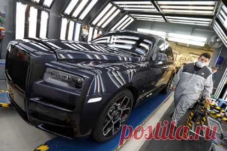 Rolls-Royce приостановил поставки машин в Россию. Британский производитель Rolls-Royce, который входит в немецкий автоконцерн BMW AG, принял решение приостановить поставки люксовых машин в Россию на фоне ситуации вокруг Украины. «Мы продолжаем оценивать ситуацию, а также возможные последствия для нашего бизнеса», — заявили в компании.