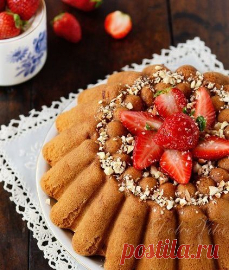 Кекс с творожно-клубничной начинкой.