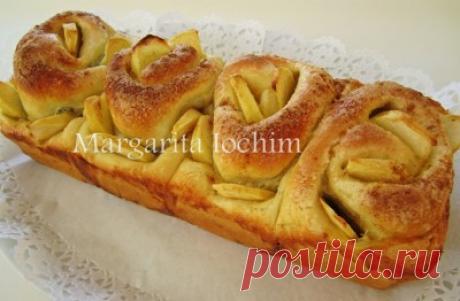 Необычный рулет с тройной начинкой и яблоками Тесто:80 мл молока (тёплого)2 ч. л. сахара (с небольшой горкой)1 п. сухих дрожжей (7 г)2 яйца (у меня большие, Gr. L)1 ч. л. соли (с небольшой горкой)250 г пастообразного творога (у меня обезжиренный Magerquark)1 ч...