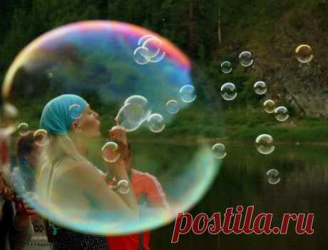 Как сделать мыльные пузыри дома Как сделать мыльные пузыри без глицеринаК сожалению, не у каждого есть дома бутылочка с глицерином. И, как назло, этот компонент очень часто включают в состав рецептов мыльных пузырей. Но есть и други...