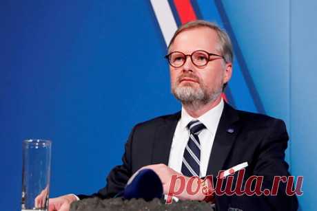 Президент Чехии назначил нового премьера. Президент Чехии Милош Земан назначил нового главу правительства страны. Им стал Петр Фиала, лидер либеральной коалиции «Вместе», которая выиграла парламентские выборы 8-9 октября. Во время церемонии его отделили от остальных участников специальной стеной. Все присутствующие находились в респираторах.
