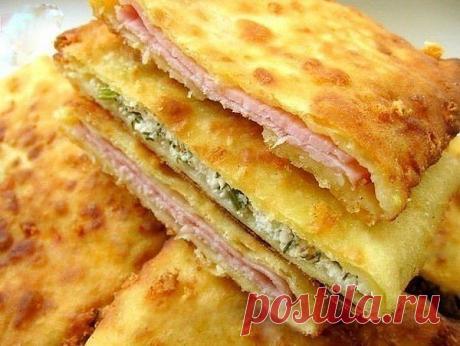 Сырные лепешки с начинкой
Источник Лучшие рецепты от Povar.ru
Ингредиенты:
Кефир — 1 стак.
Соль — 0,5 ч. л.
Сахар — 0,5 ч. л.
Сода — 0,5 ч. л.
Сыр твердый (тертый) — 1 стак.
Мука — 2 стак.
Яйцо - 1 шт.