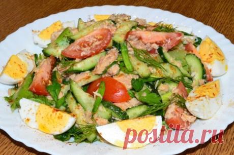 Салат с копченой рыбой, помидорами и яйцами — БЛИНЧИК