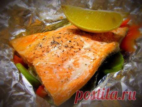 Форель запеченная в фольге на овощах.