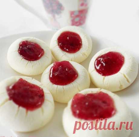 Нежное, тающее во рту печенье всего из 5 ингредиентов
получается вкусным, нежнейшим, мягким.
1 яичный желток;
125 гр. сливочного масла комнатной температуры;
200 гр. сгущённого молока;
350 гр. кукурузного крахмала (не заменять картофельным!);
2 ст. л. сахара.