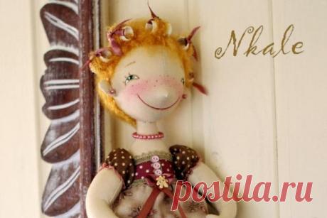 Прическа с бигуди для куклы Это несложный мастер-класс от Nkale (Елены Войнатовской) подойдет и для неопытных мастериц. Займет он около часа, а в результате вы получите очаровательную прическу с бигуди для куклы, которые сдел…