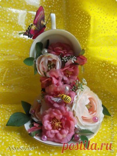 Декор кофейной чашки цветочным водопадом.
