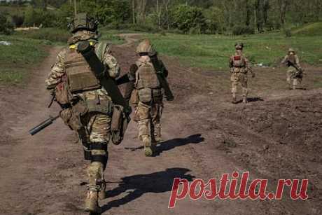 В Киеве призвали украинцев не спрашивать про сроки наступления ВСУ. Украинцы не должны каждый день задавать вопрос о том, когда начнется наступление Вооруженных сил Украины (ВСУ), заявил представитель Главного разведывательного управления (ГУР) Украины Андрей Юсов. Он также сравнил популярность вопроса про наступление с популярной песней и призвал украинцев не беспокоиться.