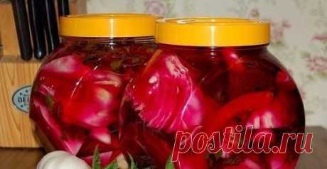 Рецепты вкусной капусты
1) Капустный салат на зиму "Осенний"
Ингредиенты:
- Капуста белокочанная (лучше сорт Слава)5 кг.
- Морковь 1 кг.
- Лук репчатый 1 кг.
- Перец болгарский красный 1 кг.
- Сахар 350 гр.
- Соль 4 ст. ложки с верхом.
- Уксус 9% 0.5 литра.
- Масло подсолнечное 0.5 литра.
Приготовление:
Капусту, лук, перец порезать, морковь натереть. Все перемешать осторожно, НЕ МЯТЬ!!! Добавить сахар, соль, уксус и подсолнечное масло ещё перемешать.Разложить по банкам, приминая кулачком. Чер