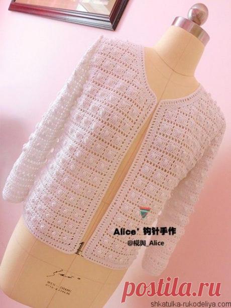 Жакет в стиле Chanel Жакет в стиле Chanel крючком. Для вязания понадобятся нитки: «АННА»twist — 100гр/500м + шелк натуральный бобинный 100гр/3000м. Крючок — 1,3мм. Вместо четырех пышных столбиков …