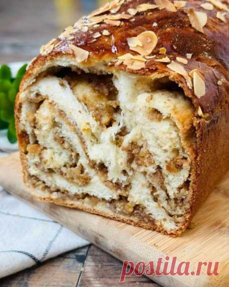 РУЛЕТ ИЗ ВОЗДУШНОГО ТЕСТА С ОРЕХОВОЙ НАЧИНКОЙ
Ингредиенты: 
Теплое молоко - 200 мл 
Сахар - 100 г 
Дрожжи - 6 г 
Яйцо - 1 шт 
Мука - 500 г 
Соль - 1 ч.л. 
Сливочное масло - 50 г в тесто 
Сливочное масло -100 г для смазывания тесто 
Начинка: 
Грецкие орехи 300 гр 
Сахар 120 гр