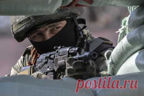 Росгвардейцы захватили крупный схрон на Украине. Росгвардия захватиля крупный схрон боеприпасов и задержала корректировщика артиллерийского огня украинских бойцов, который намеревался скрыться среди мирных жителей. Несколько тысяч боеприпасов различного калибра нашли спецназовцы Росгвардии при осмотре домов в нескольких населенных пунктах.