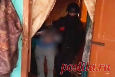 Ударивших подростка ножом в шею показали на видео в наручниках. Бойцы Росгвардии задержали двоих подозреваемых, которые ударили 15-летнего школьника ножом в шею на остановке в Иркутске. На кадрах видны спецназовцы, которые выводят в наручниках подростков из частного дома. Задержанных в согнутом положении ведут в служебный автомобиль.