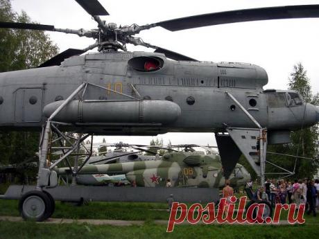 МИ-10 — военный транспортный вертолёт (летающий кран), развитие Ми-6. Разработан в 1961—1964 годах, принят на вооружение в 1963 году. Серийно производился на Ростовском вертолётном заводе.