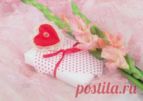 Есть люди, источающие свет... Внутри какой-то спрятанный фонарик - Энергии любви незримый шарик, С ним рядом...просто взглядом обогреет... Одаривая, просто, от души... Они того почти не замечают... На доброту привычно отвечают, Не ведая, как сами хороши... Не будь таких - мир рухнул бы давно... Он держится на истинном и чистом, Доверчивом и самом бескорыстном - На альтруизме долгожданных слов. Тех слов, что так поддерживают нас, И в радости, и в жизни трудный час! Тех слов, что помогают выжить…