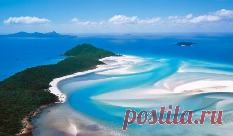 Уайтхэвен, Австралия
Уайтхэвен-Бич — это красивейшая 7-километровая береговая линия вдоль острова Витсандей. Всемирную известность пляж получил благодаря белоснежному песку. Его окрас обусловлен наличием чистого диоксида кремния (98 %), который придает ему такой оттенок.