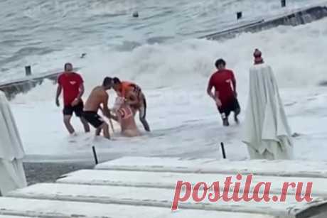 Спасение туристки из штормящего моря в Сочи возмутило россиян. Пьяная россиянка не захотела прекращать купание в море во время шторма в Сочи и была спасена силой — из воды ее вытаскивали трое мужчин. На кадрах видно, как огромные волны накрывают девушку с головой. На помощь к ней бросился один из сотрудников береговой охраны со спасательным кругом.