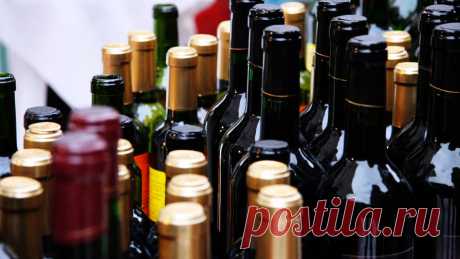 Россиян предупредили о рисках покупки алкоголя с рук. Любая покупка алкоголя с рук, через группы в мобильных приложениях и мессенджерах является большим риском, сообщает RT, ссылаясь на пресс-службу национальной системы мониторинга Роскачество. "На этикетках и контр-этикетках настоящего ...